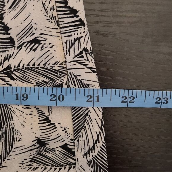 Banana Republic Black & White Leaf Print Dress Shorts 10 - Picture 9 of 15